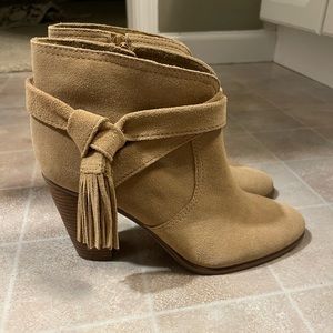 Vince Camuto size 9 suede ankle booties